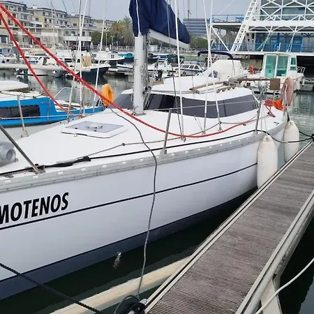 Bateau-hôtel Num Veleiro Em Lisboa
