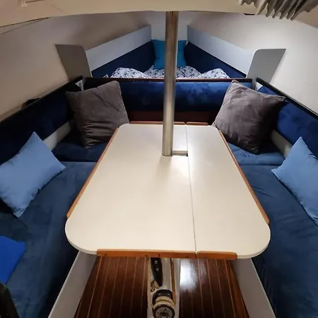 Num Veleiro Em Botel Lissabon